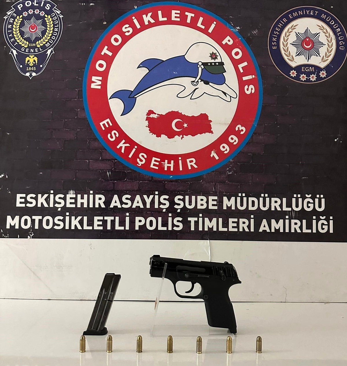 Eskişehir\'de Ruhsatsız Tabanca ve Çalıntı Motosiklet Ele Geçirildi