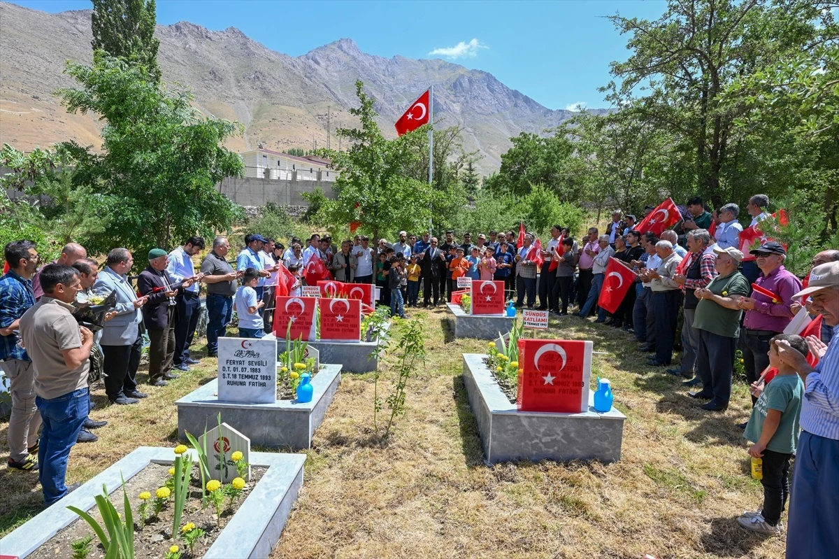 Van\'ın Bahçesaray ilçesinde 30 yıl önce şehit edilen 14\'ü çocuk 24 kişi anıldı