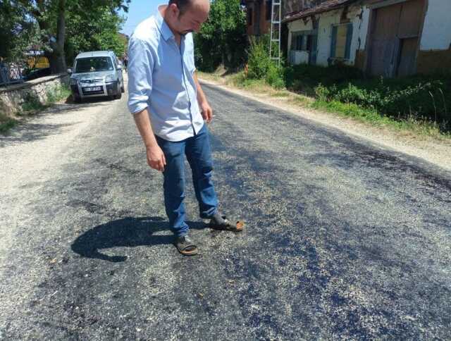 Vatandaşlar cenazelerini eriyen asfalt sebebi ile mezarlığa güçlükle götürdü Vatandaşlar cenazelerini eriyen asfalt sebebi ile mezarlığa güçlükle götürdü