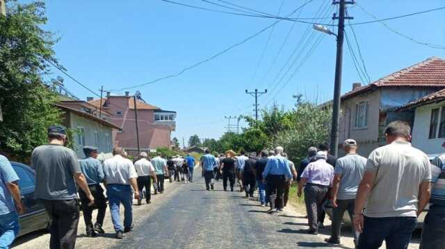 Vatandaşlar cenazelerini eriyen asfalt sebebi ile mezarlığa güçlükle götürdü Vatandaşlar cenazelerini eriyen asfalt sebebi ile mezarlığa güçlükle götürdü