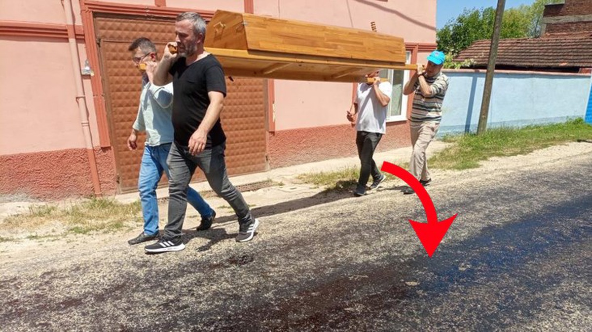 Cenazeyi mezarlığa götürmek isteyen vatandaşın ayakkabıları ve terlikleri eriyen asfalta yapıştı