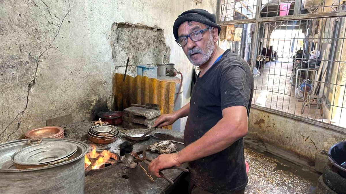 Gaziantep\'te Kavurucu Sıcakta Kalay Ustaları Çalışmaya Devam Ediyor