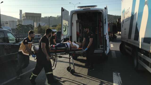 7 kişi bulunduğu otomobil önce bariyerlere, ardından kamyona çarptı! Hız göstergesi 140 kilometrede takılı kaldı 7 kişi bulunduğu otomobil önce bariyerlere, ardından kamyona çarptı! Hız göstergesi 140 kilometrede takılı kaldı