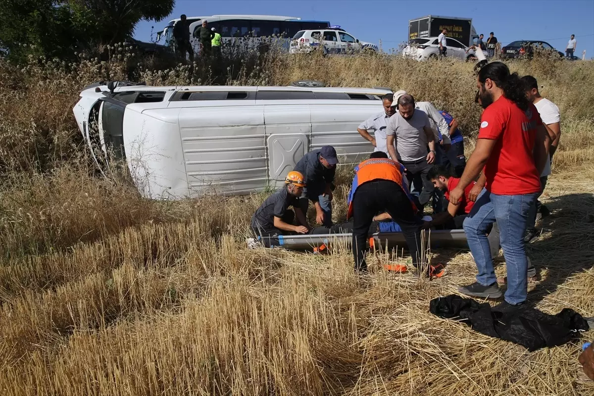 Adıyaman\'da minibüsün şarampole devrilmesi sonucu 5 kişi yaralandı