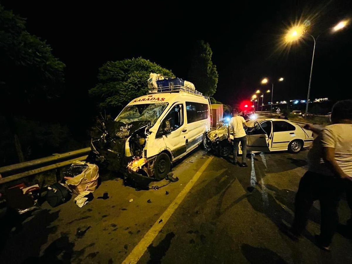 Afyonkarahisar\'da Minibüs ile Otomobil Çarpıştı: 1 Ölü, 6 Yaralı
