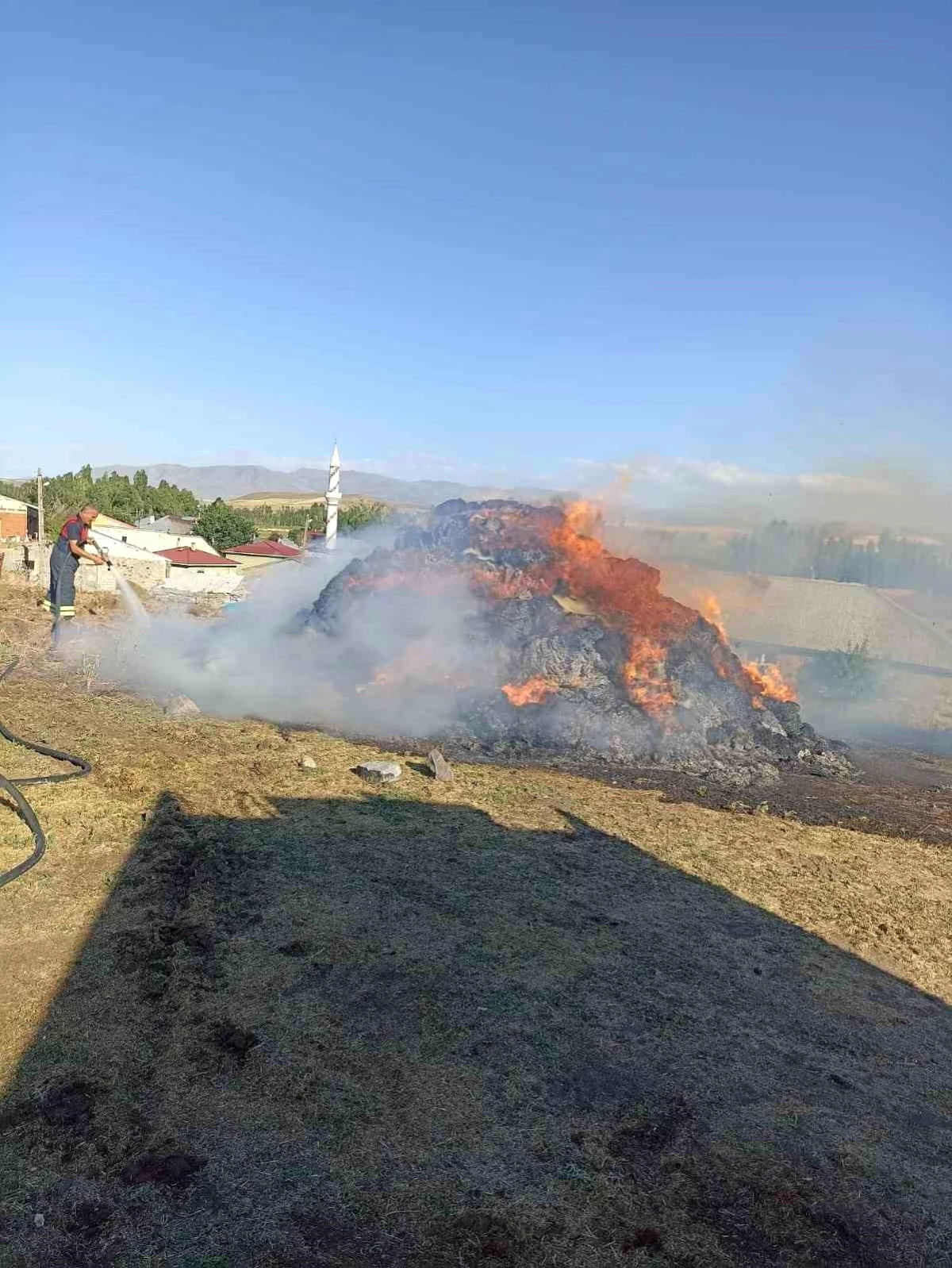 Ağrı\'da bir köyde evin bahçesinde çıkan yangın kontrol altına alındı