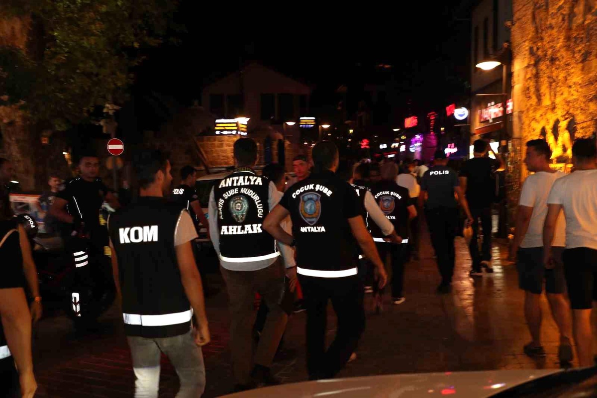 Antalya\'da Huzur Operasyonu: 3 İlçede 48 Ekip Görev Yaptı