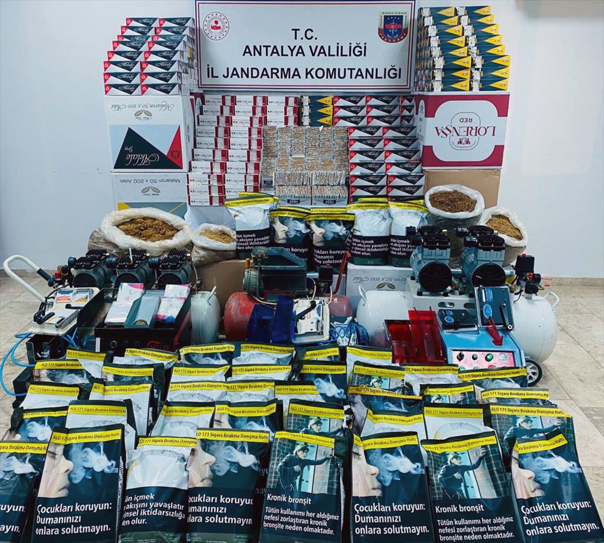 Antalya\'da Kaçak Sigara Operasyonunda 2 Kişi Gözaltına Alındı