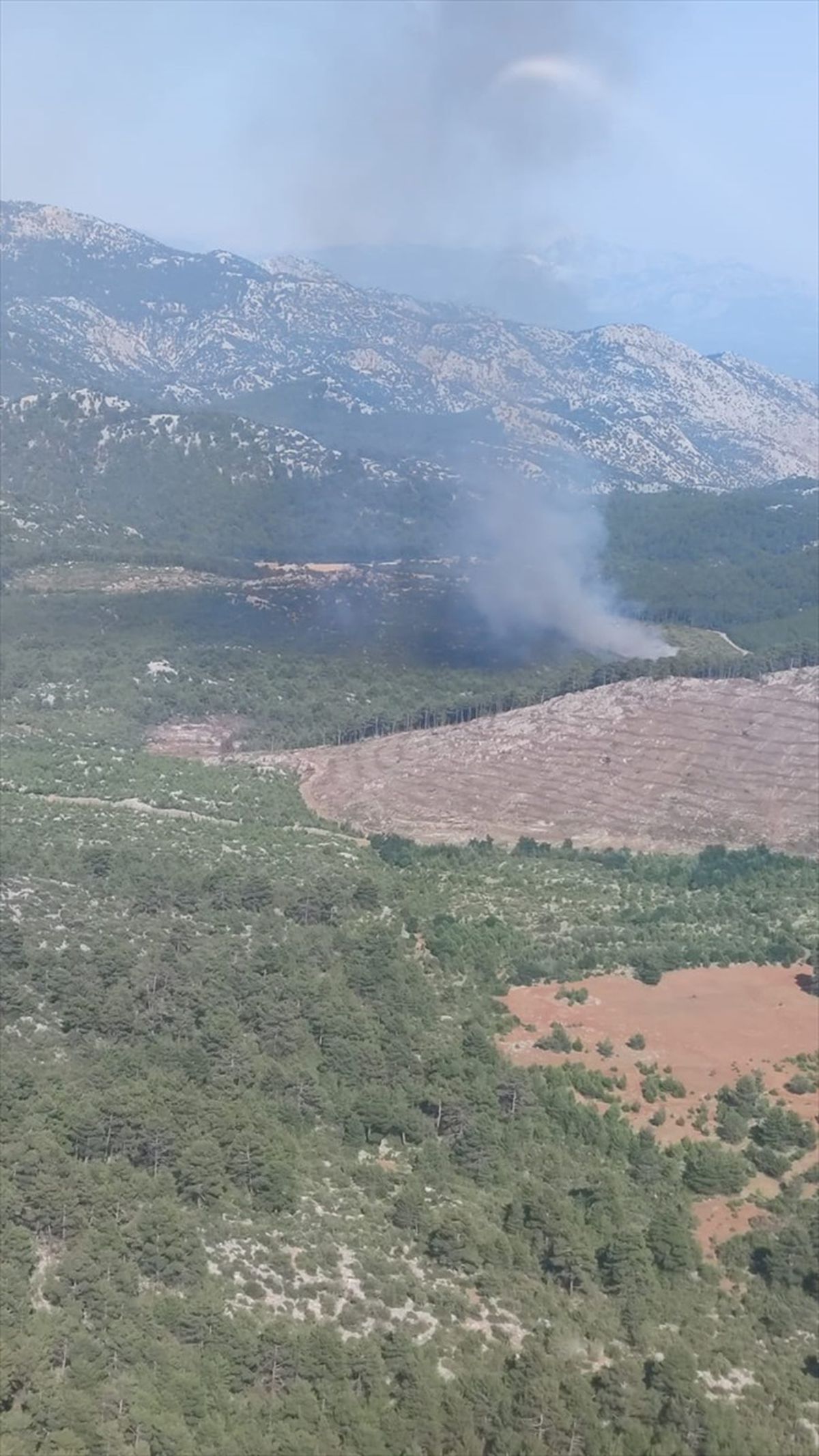 Antalya\'da Orman Yangını Kontrol Altına Alınmaya Çalışılıyor