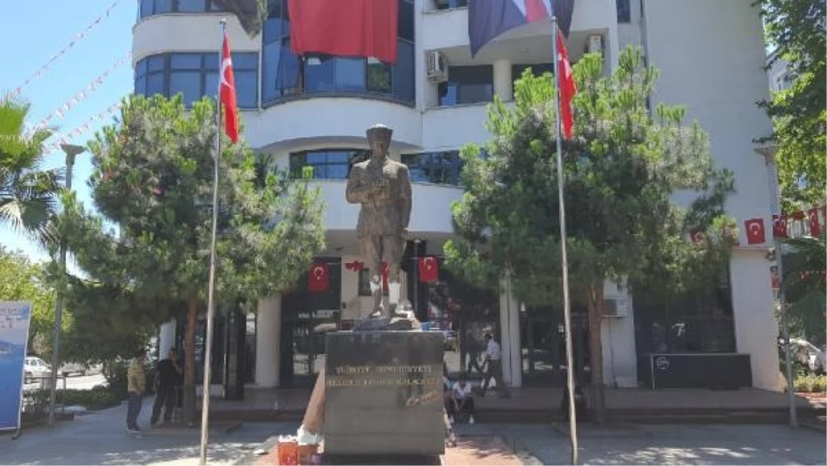 Akçaabat\'ta Atatürk Heykeline Saldırı: Şüphelinin 11 Suç Kaydı Ortaya Çıktı