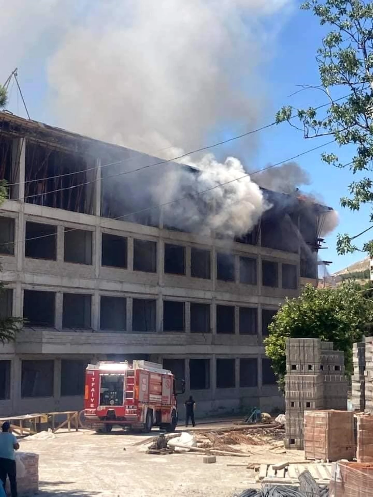 Ankara\'da İlkokul İnşaatında Yangın Çıktı