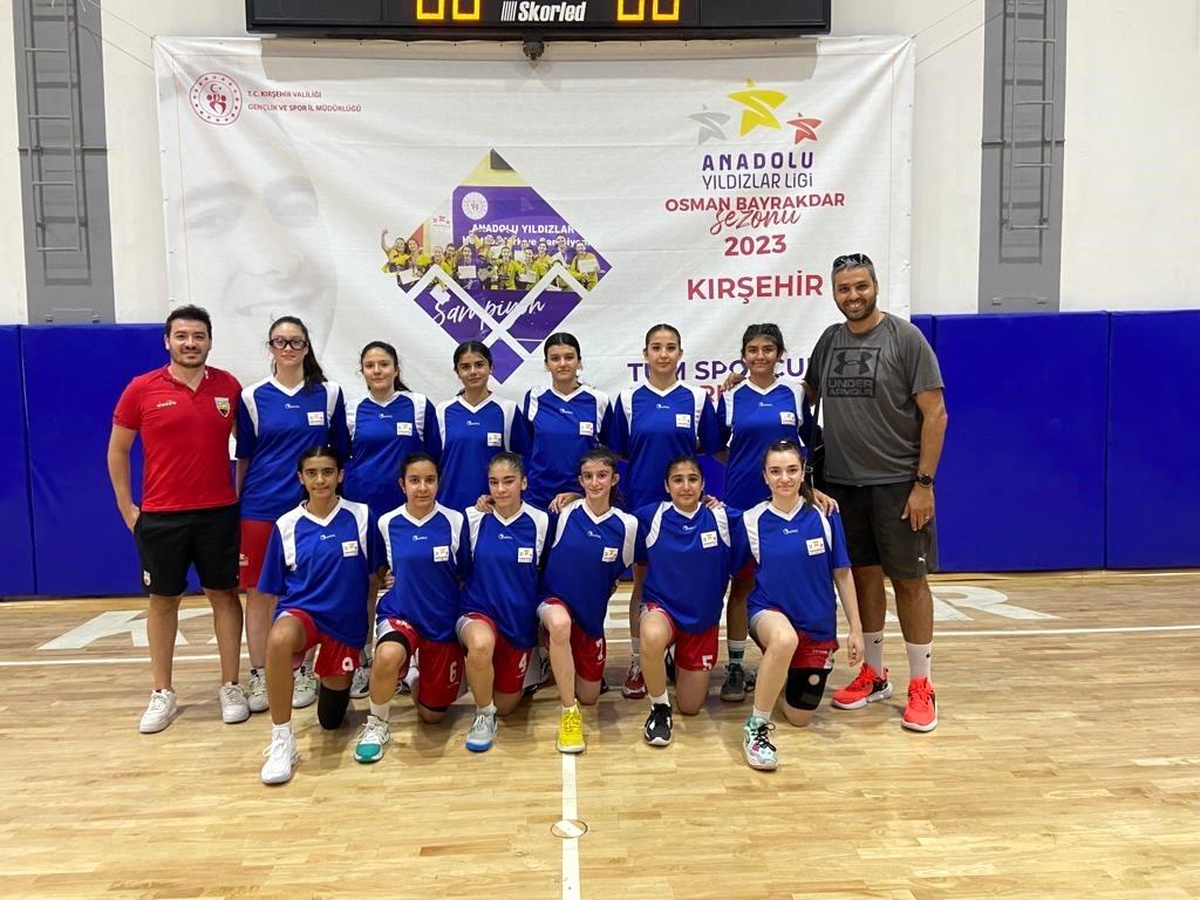 Kayseri Kız ve Erkek Basketbol Takımları ANALİG Basketbol Müsabakaları\'nda Birinci Oldu