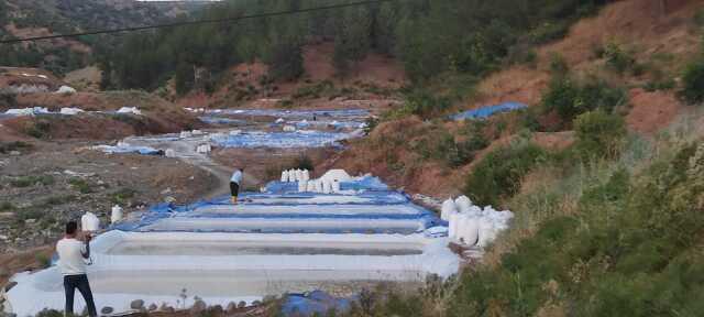 Batman'da dağdan akan tuzlu su ailelerin geçim kaynağı oldu