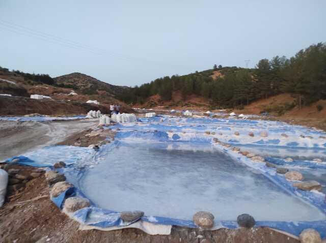 Batman'da dağdan akan tuzlu su ailelerin geçim kaynağı oldu