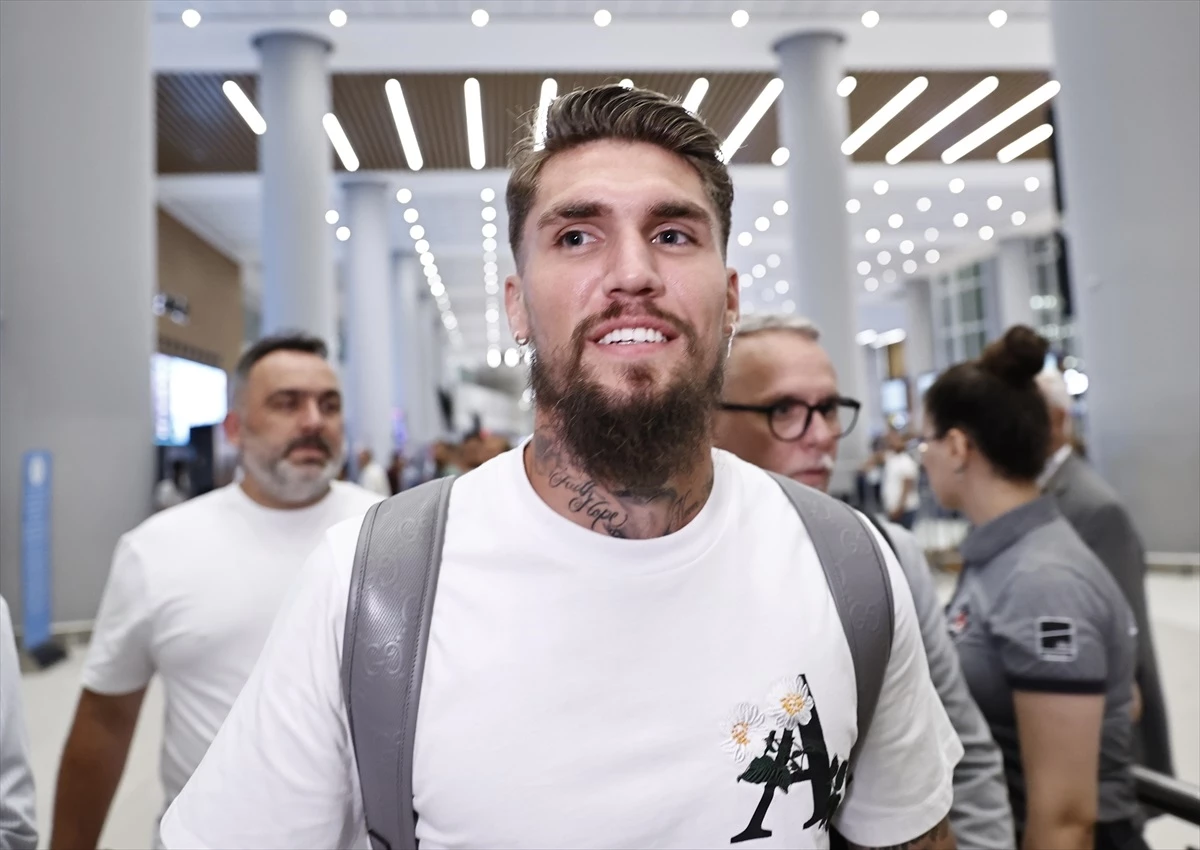 Beşiktaş, transfer görüşmeleri yaptığı Lyanco'yu İstanbul'a getirdi