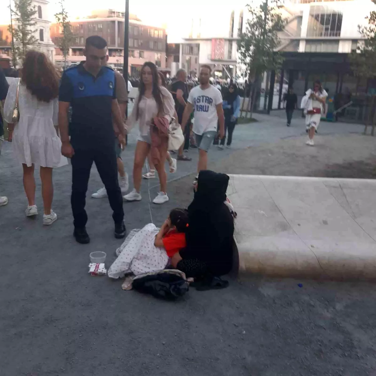 Beyoğlu\'nda Dilencilere Operasyon: 11 Gözaltı