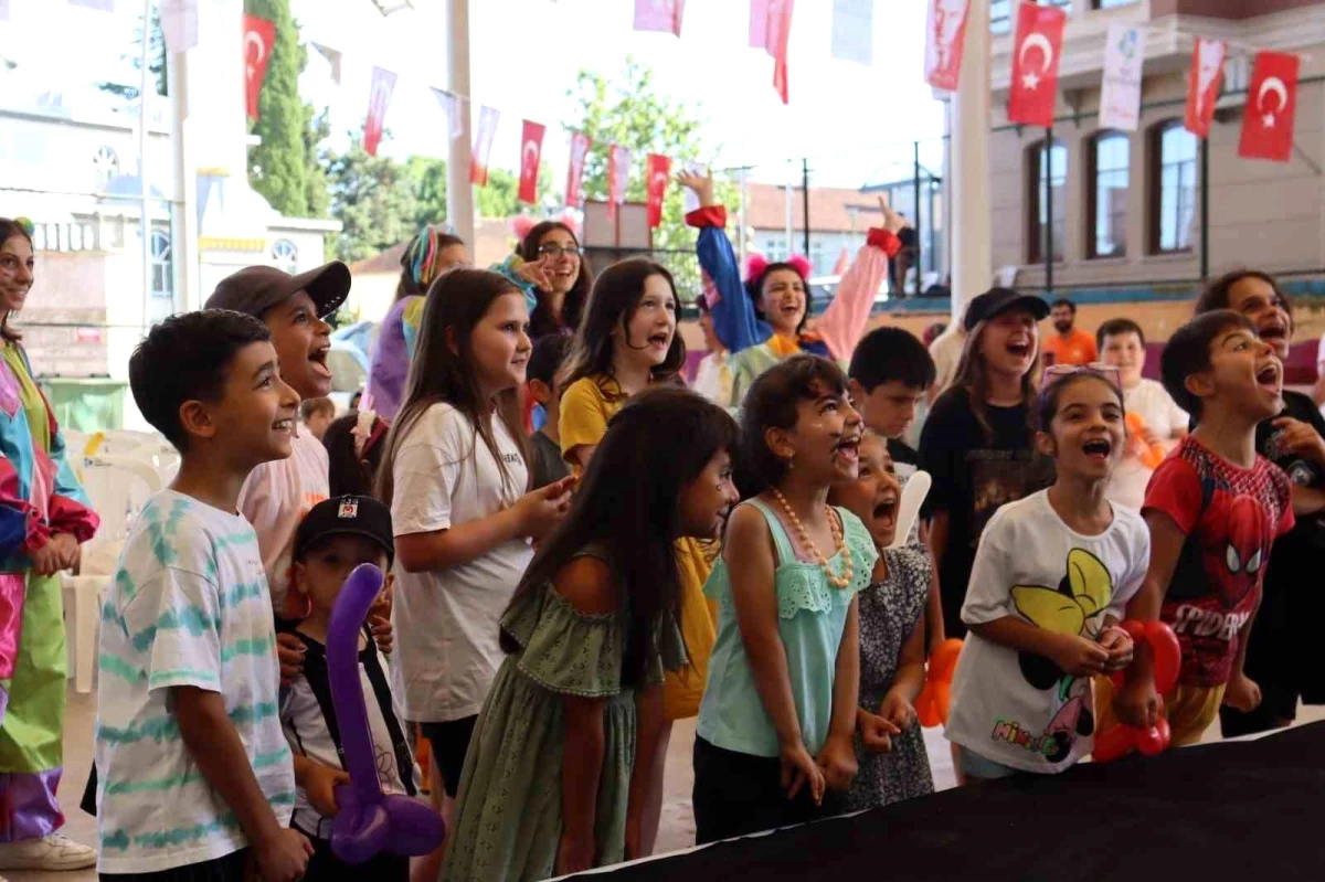 İzmit Belediyesi, Akmeşe\'de çocuklar için şenlik düzenledi