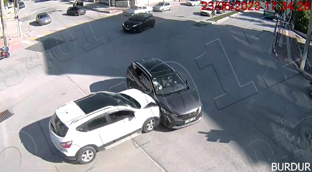 Burdur\'da KGYS Kameralarına Yansıyan Trafik Kazaları
