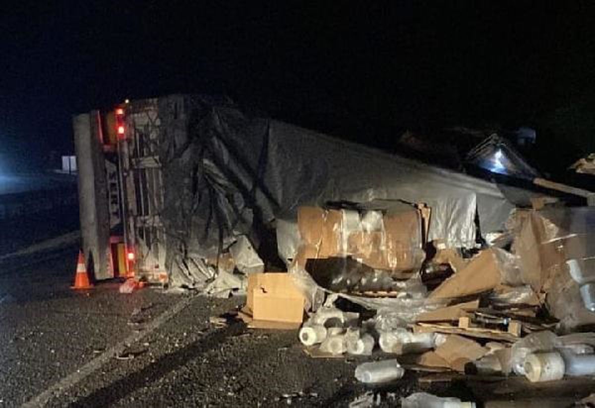 Bursa\'da ipek yüklü TIR devrildi, sürücü yaralandı