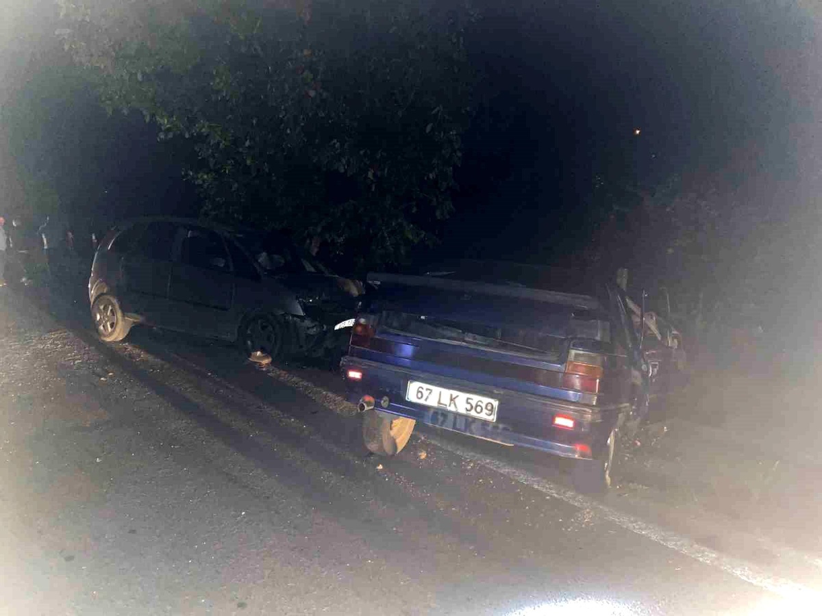Zonguldak\'ta kafa kafaya çarpışan otomobillerde 1 ölü, 5 yaralı