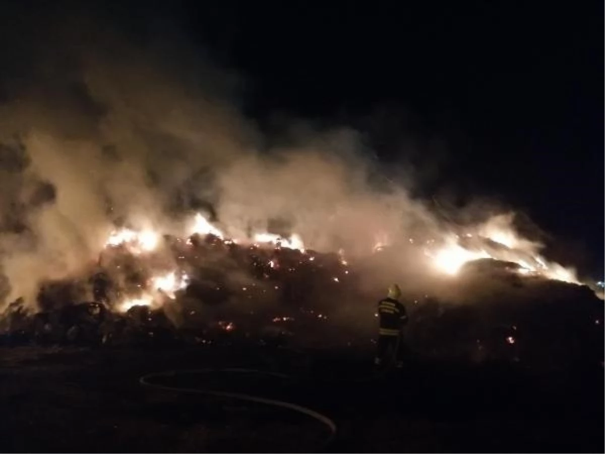 Salihli\'de bir besi çiftliğinde çıkan yangın sonucunda 15 bin balya saman yandı