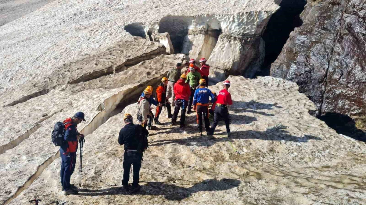 Van AFAD, Cilo Buzulları\'nda hayatını kaybedenlerin cesetlerini çıkarmak için mücadele etti