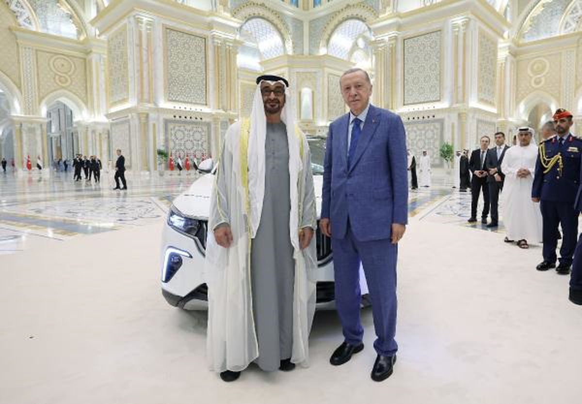 Cumhurbaşkanı Erdoğan, BAE Devlet Başkanı Al Nahyan\'a TOGG hediye etti