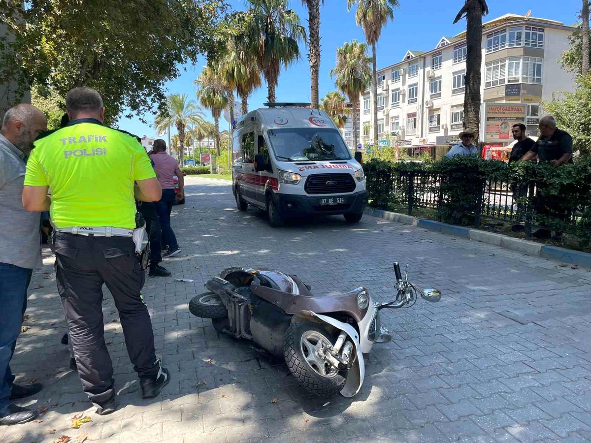 Antalya\'da Kasksız Motosiklet Sürücüsü Ağır Yaralandı
