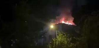 Elazığ'da boşaltılan bir binanın çatısında yangın çıktı