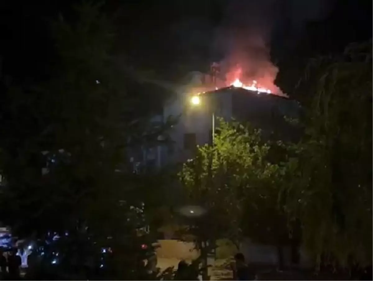 Elazığ'da boşaltılan bir binanın çatısında yangın çıktı