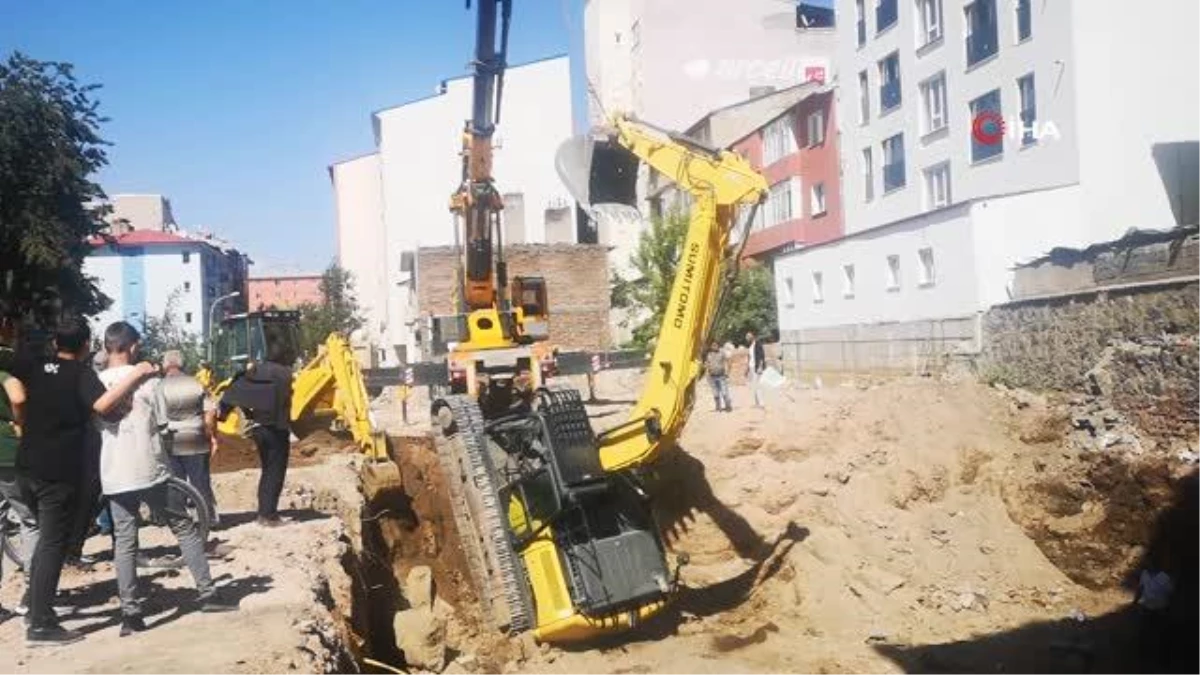 Erzurum\'da iş makinesi kazı esnasında devrildi