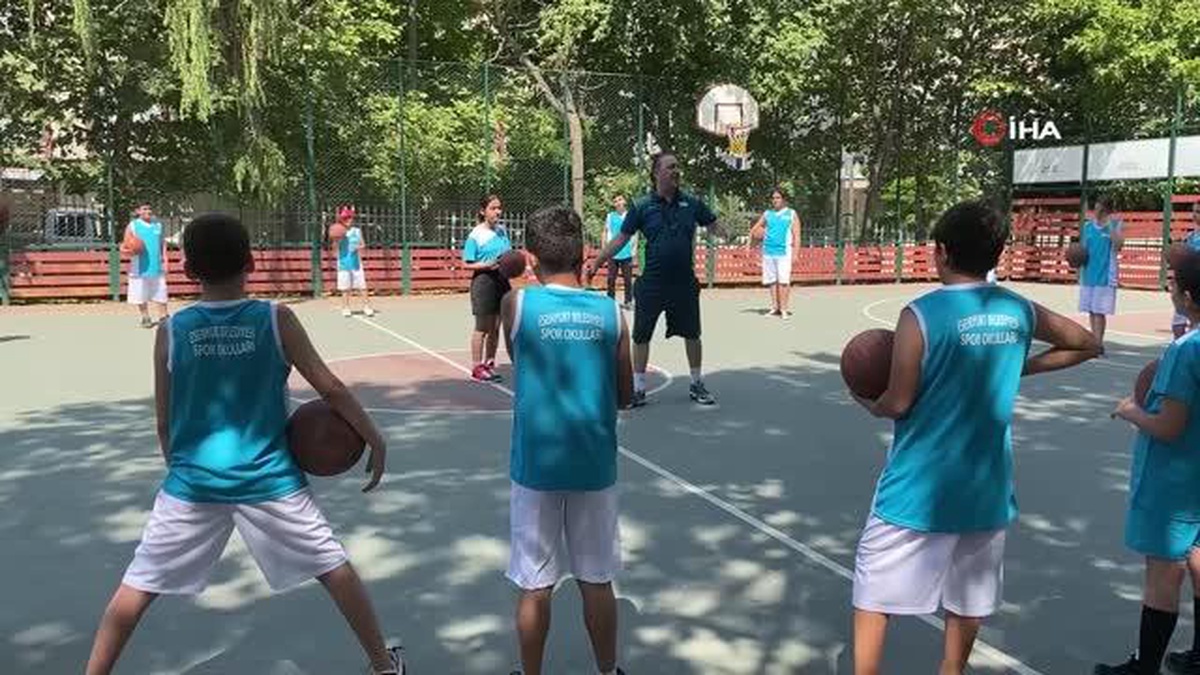 Esenyurtlu çocuklar yeteneklerini Yaz Spor Okulları\'nda keşfediyor