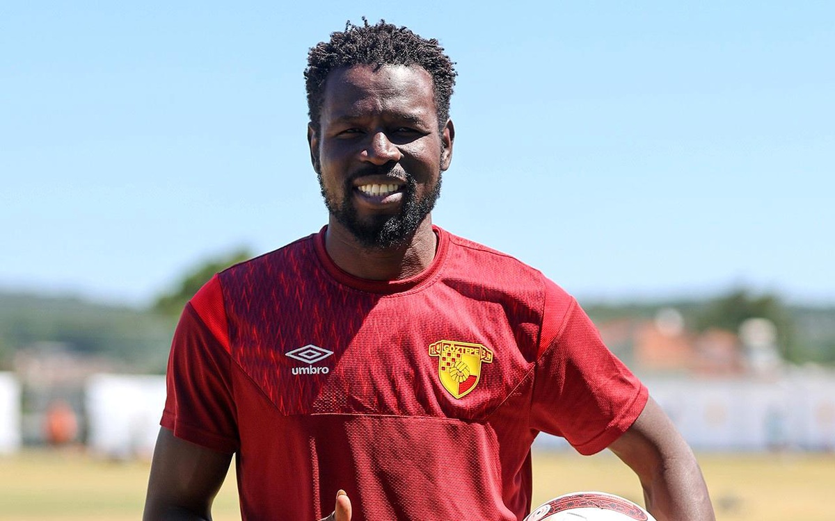 Göztepe\'nin transfer ettiği Mame Diouf ilk antrenmana çıktı