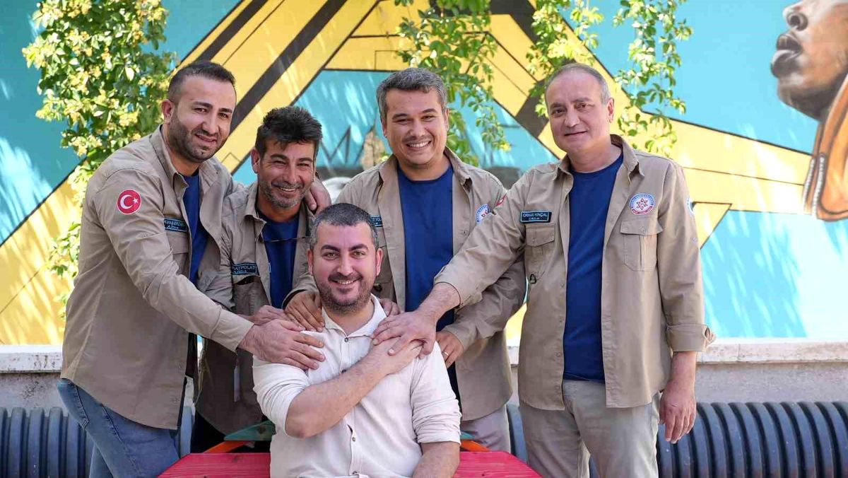 Hatay\'da 24 saat sonra enkazdan çıkarılan vatandaş arama kurtarma ekipleri ile buluştu