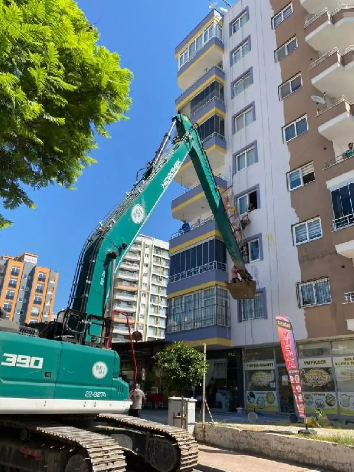 İşçiyi asılı kalan işçiyi ekskavatör operatörü kurtardı