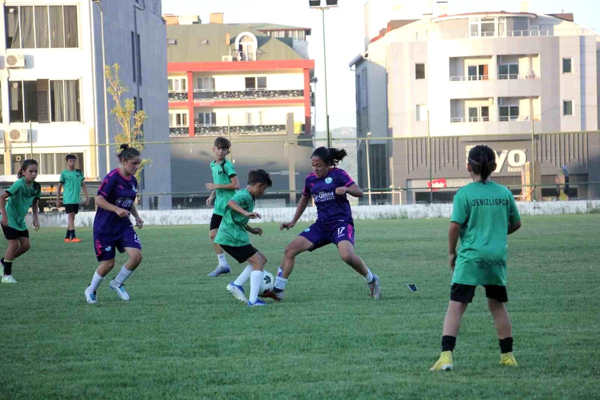 Horozkentspor Kadın Futbol U15 Takımı, Denizlispor U12 Takımı ile Hazırlık Maçı Yaptı