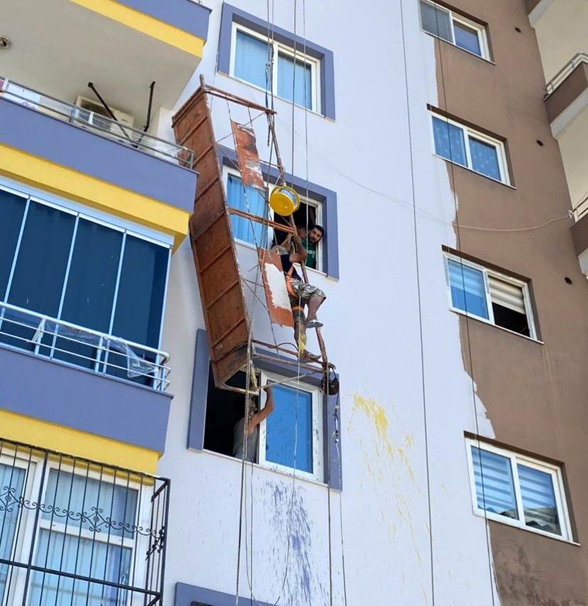 Mersin\'de İşçi İskelenin Koptuğu Anda İş Makinesiyle Kurtarıldı