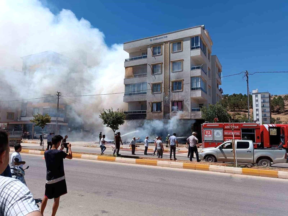 Adıyaman\'da 5 Katlı Binada Çıkan Yangın Korkuttu