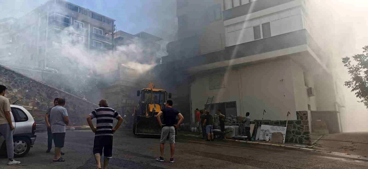 İzmir Aliağa\'da İnşaat Malzemesi Deposunda Yangın Çıktı
