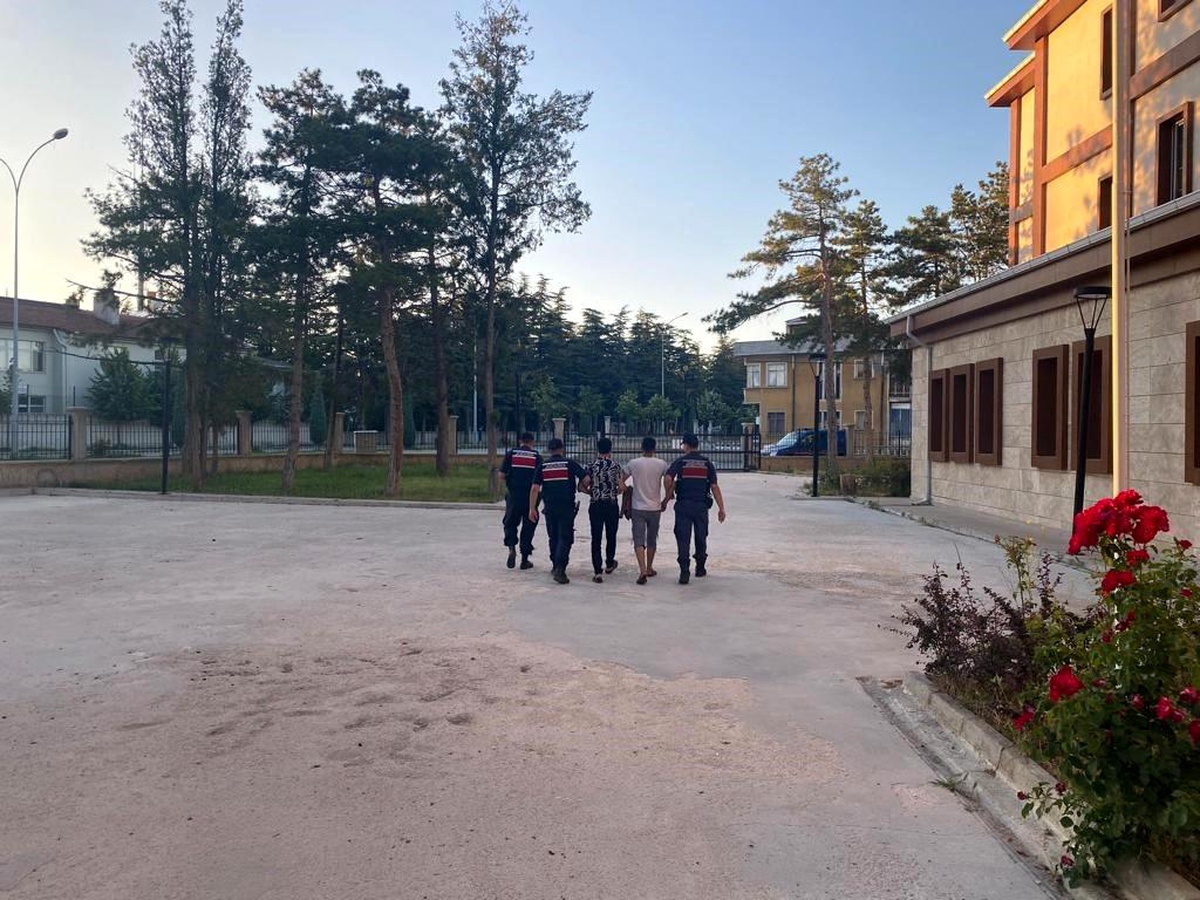 Bolvadin\'de yakalanan 7 kaçak göçmenle birlikte araç şoförü tutuklandı