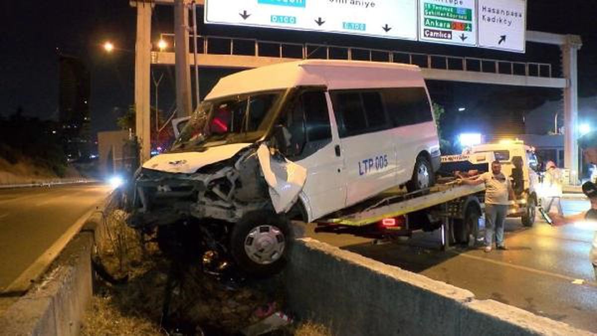 Kadıköy\'de servis minibüsü kaza yaptı, 4 kişi yaralandı