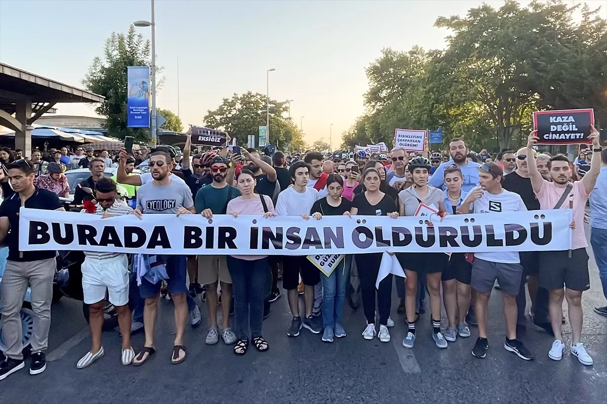 Kadıköy\'de Bisiklet Sürücüsüne Çarpan Otomobilin Şoförü Yakalanamadı