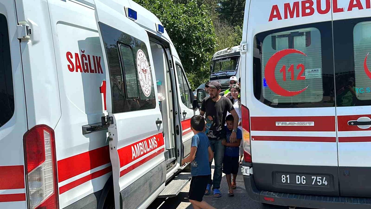 Düzce\'de Kamyon ile Otomobil Çarpışması: 3\'ü Çocuk 5 Kişi Yaralandı