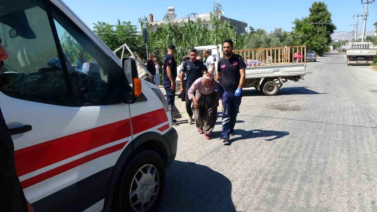 Manavgat\'ta Kamyonetlerin Çarpışması Sonucu Meydana Gelen Kazada 2 Kişi Yaralandı