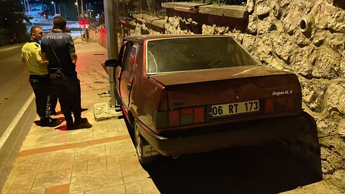 Karabük\'te otomobilin aydınlatma direğine çarpması sonucu sürücü yaralandı