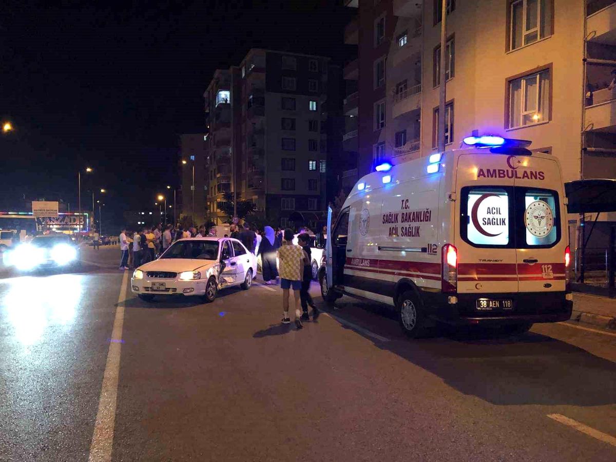 Kayseri\'de 2 Otomobilin Karıştığı Kazada 2 Kişi Yaralandı