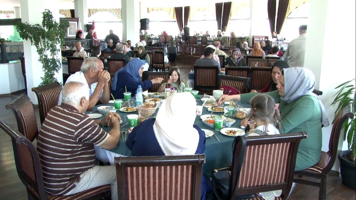 Keçiören Belediyesi, şehit ailelerine gezi ve yemek düzenledi