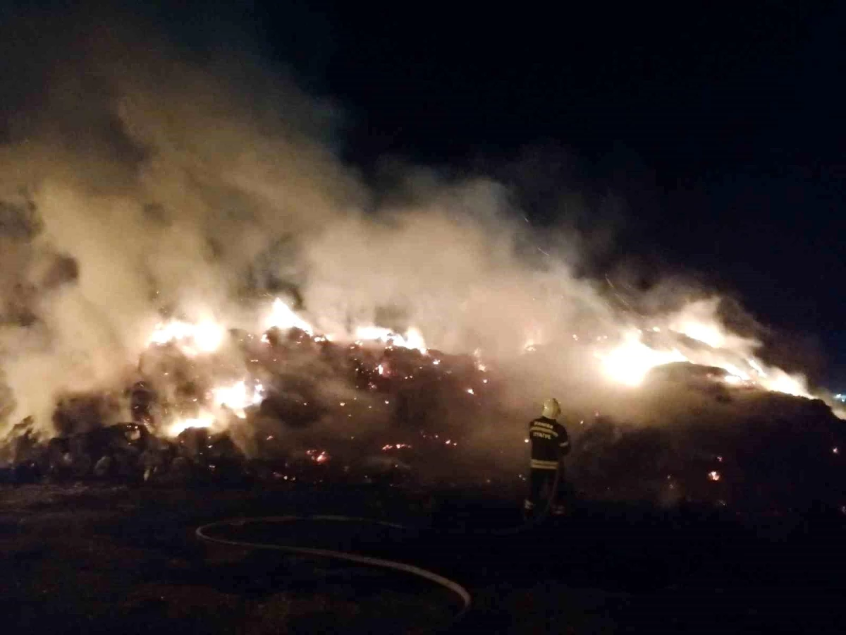 Salihli\'de Samanlık Yangını: 15 Bin Balya Saman Kül Oldu