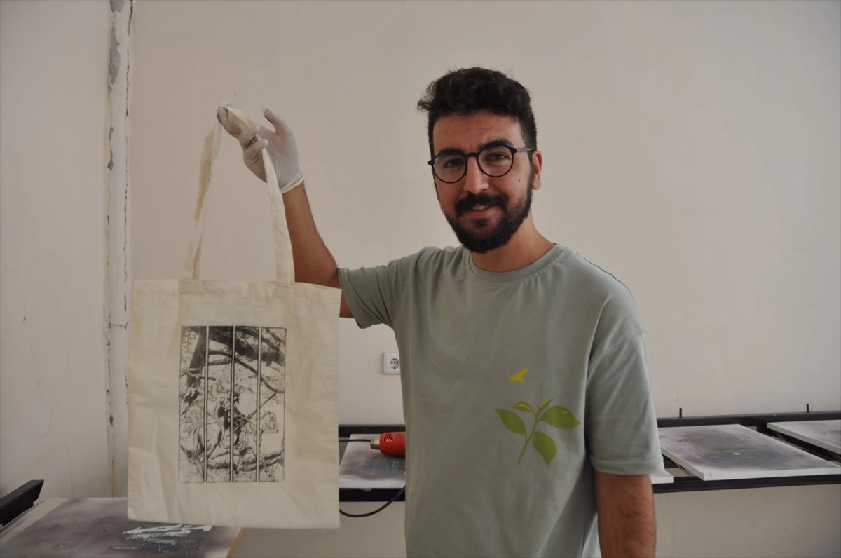 Mardinli Genç, Tasarladığı Çizimlerle Tişört ve Çanta Satıyor