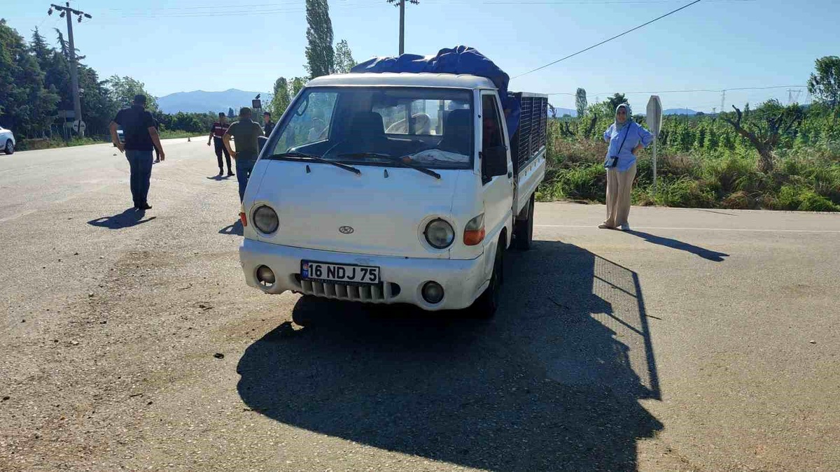 Orhangazi\'de Kamyonet ile Motosiklet Kaza Yaptı